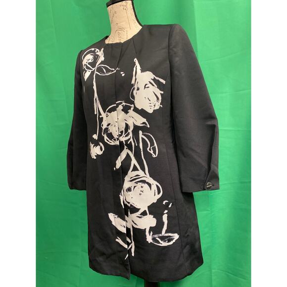Chico’s black long sleeves, concealed zipper/snap Rose-Print Topper size 0(4-6) - Picture 3 of 15